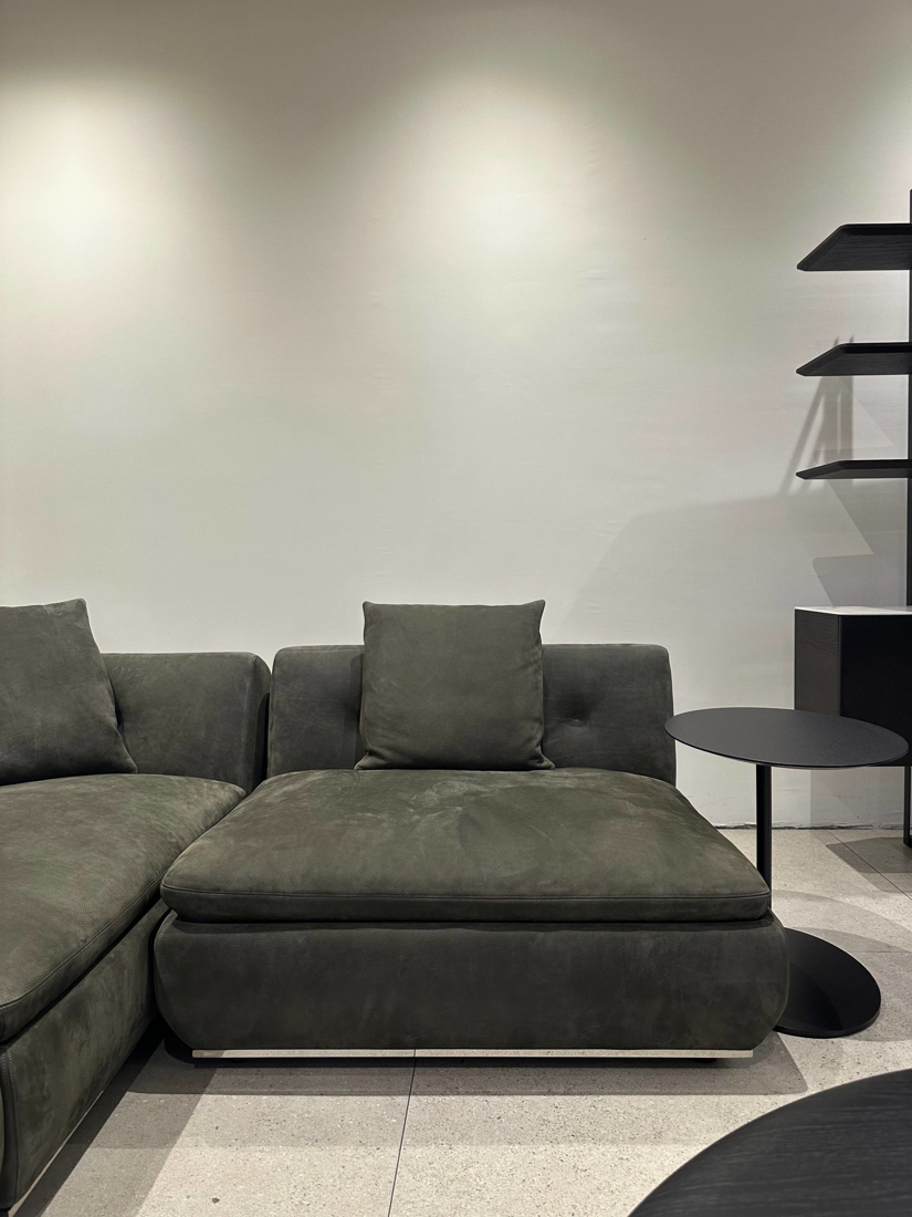 Slika od OAZA SOFA BEZ RUKON. 106*106*h64 cm NUBUCK