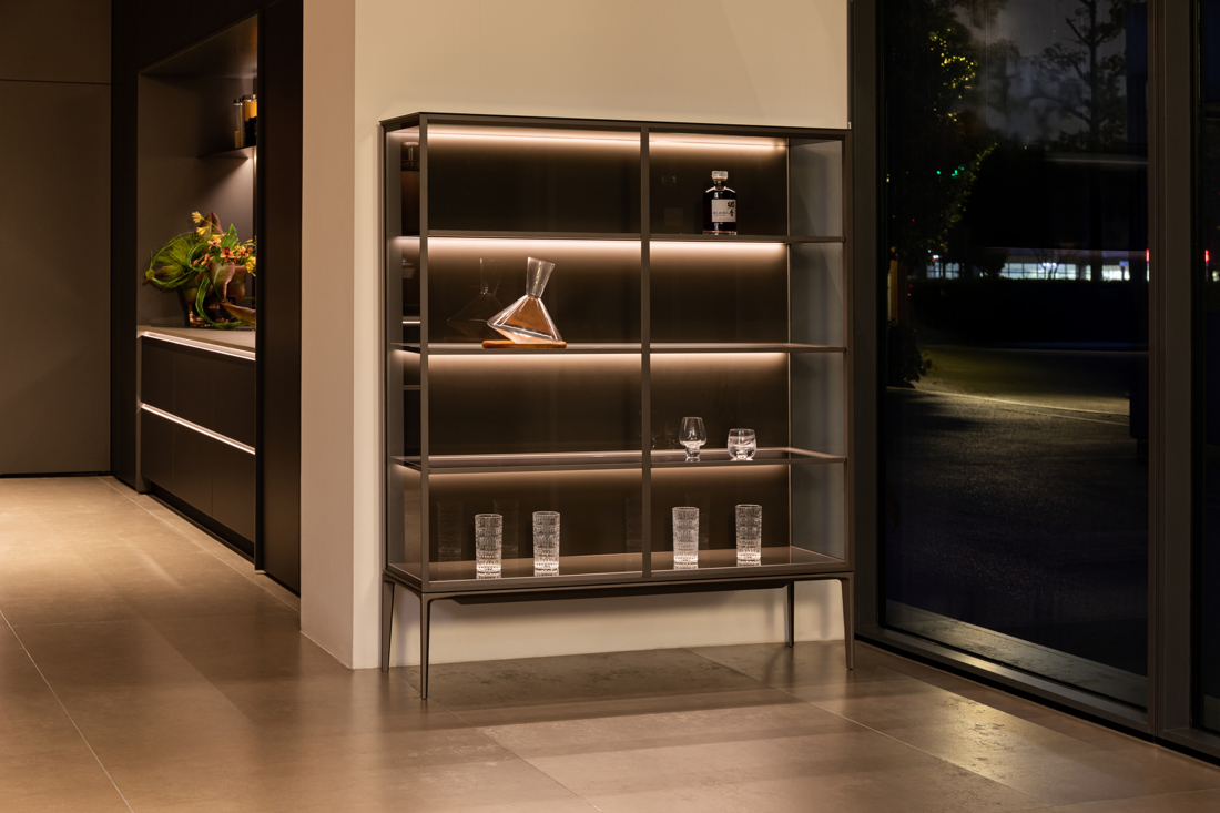 Slika od SEDARO VITRINA W1310 *D402 *H1567